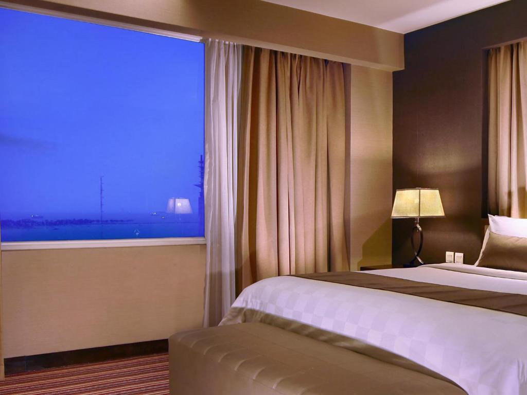 Aston Makassar Hotel & Convention Center Exterior photo