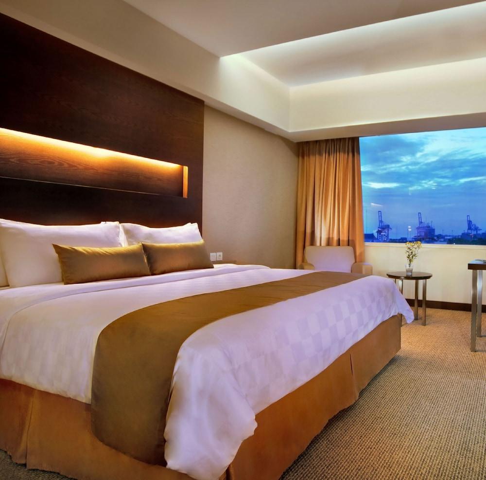 Aston Makassar Hotel & Convention Center Exterior photo