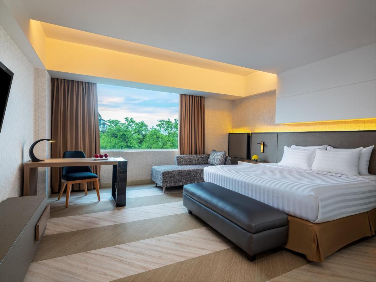 Aston Makassar Hotel & Convention Center Exterior photo