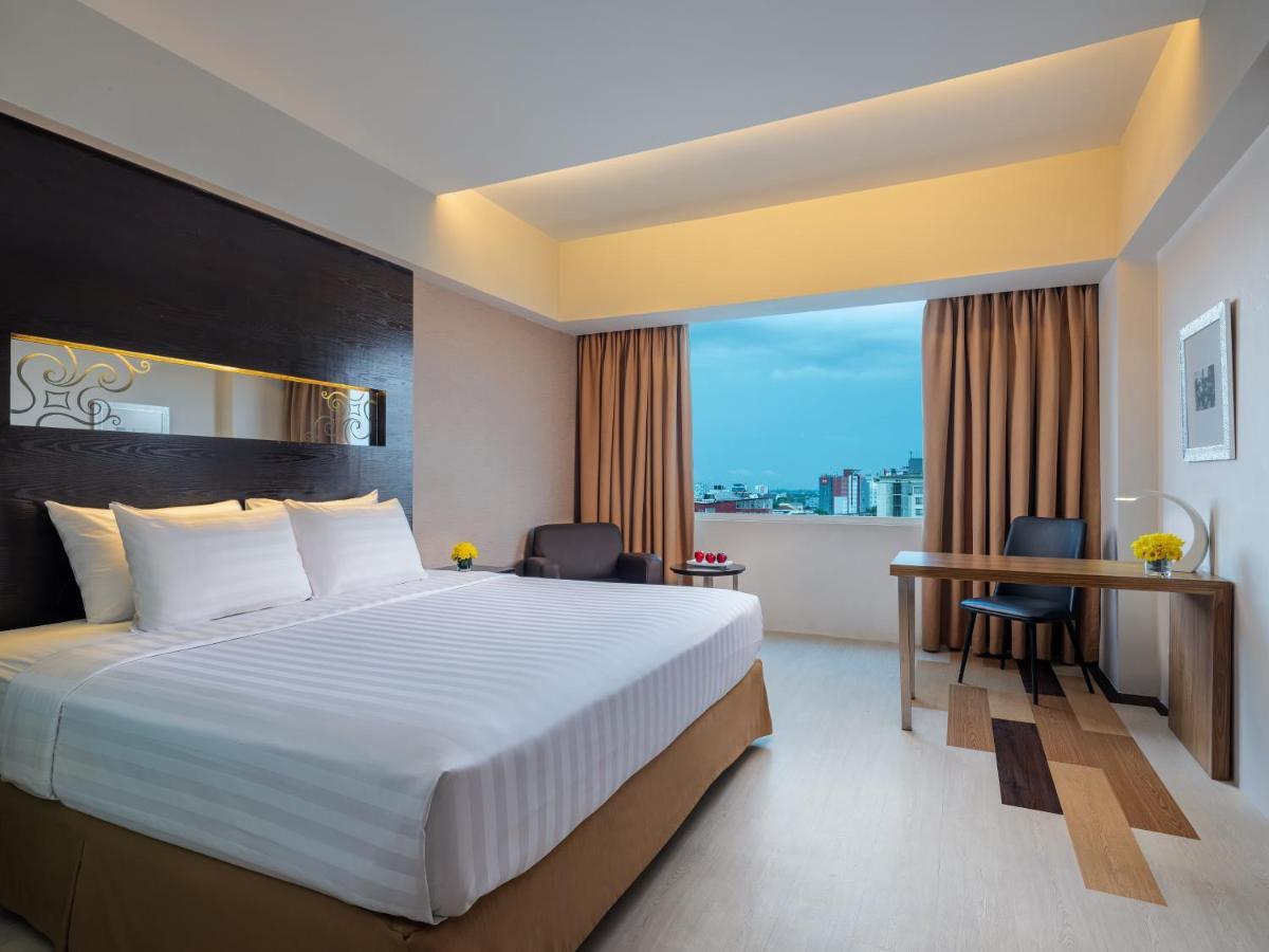 Aston Makassar Hotel & Convention Center Exterior photo