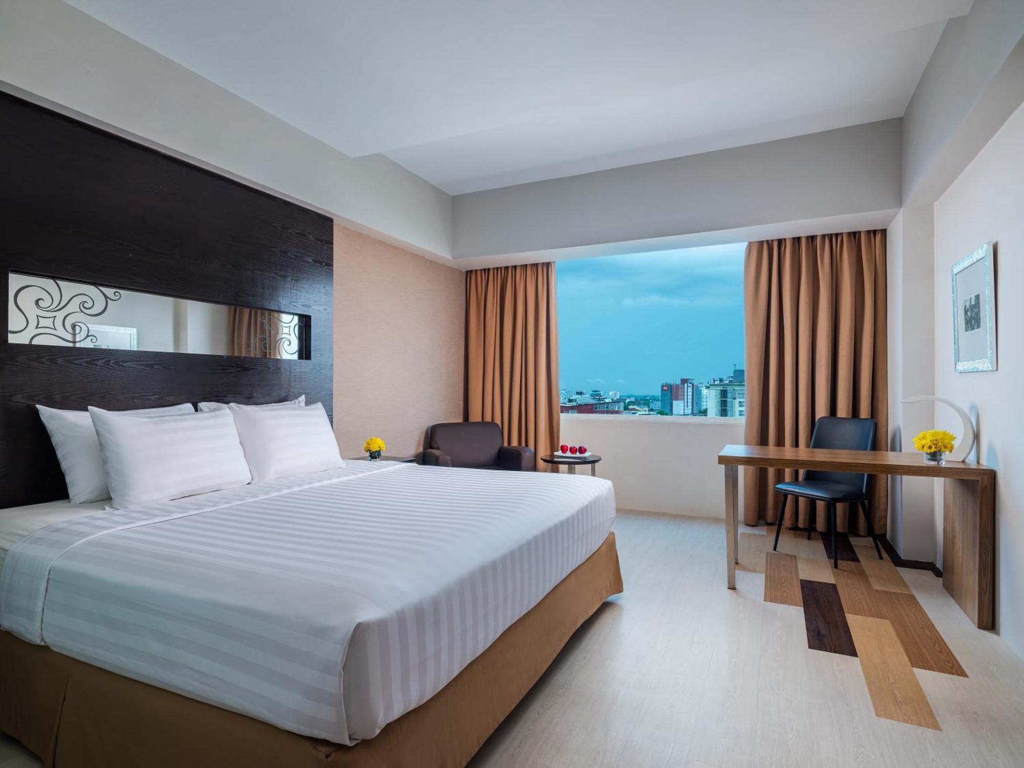 Aston Makassar Hotel & Convention Center Exterior photo