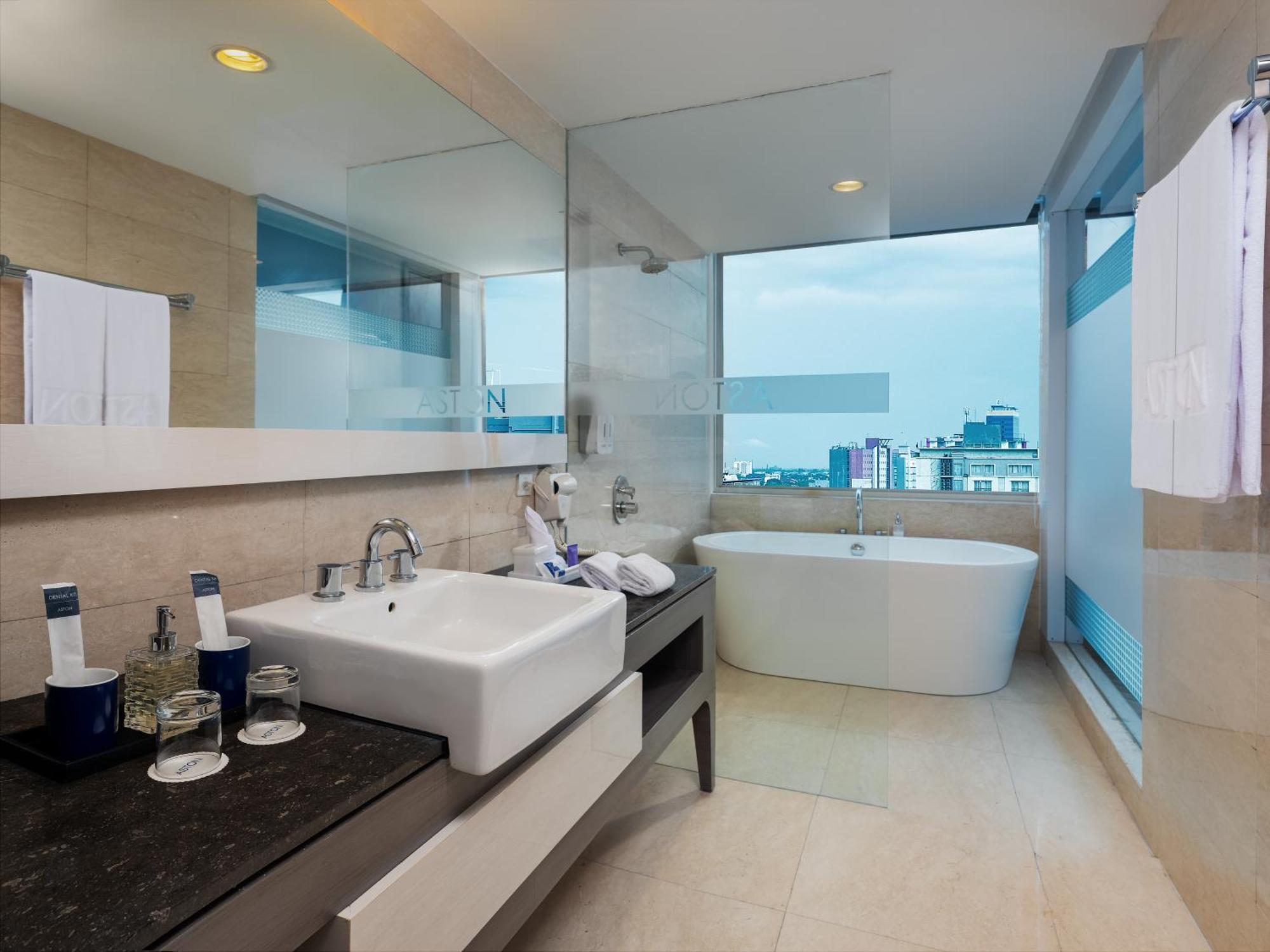 Aston Makassar Hotel & Convention Center Exterior photo