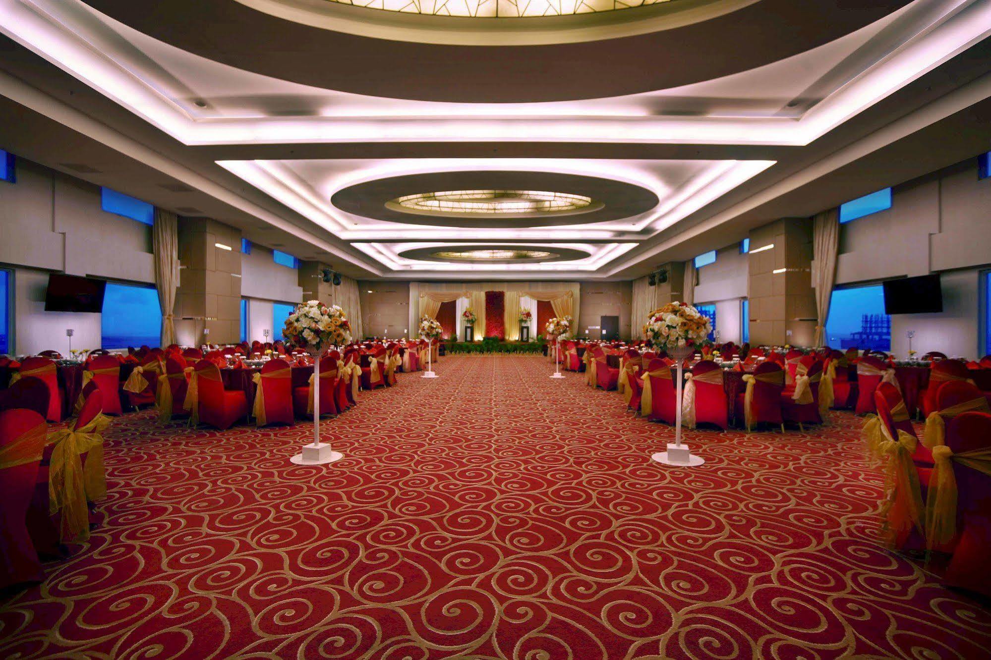 Aston Makassar Hotel & Convention Center Exterior photo