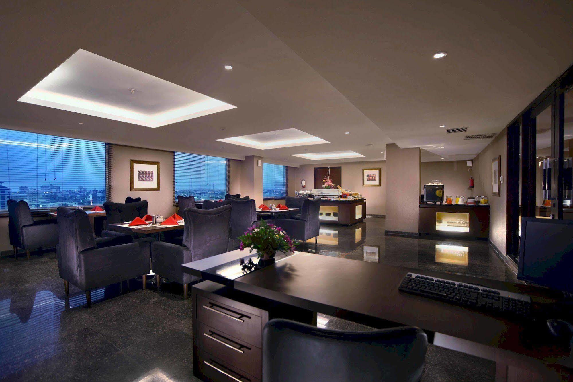 Aston Makassar Hotel & Convention Center Exterior photo